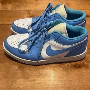 Nike Low-Top Sneaker - White & Light Blue